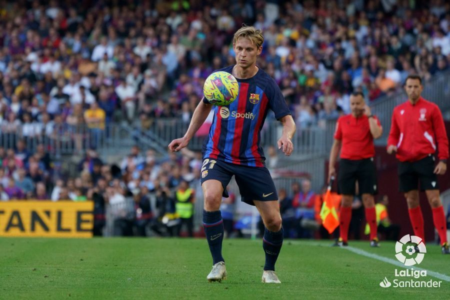  De Jong controla un balón en el Barcelona-Osasuna.