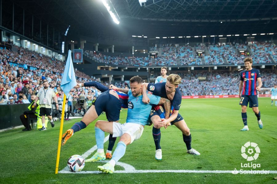 De Jong lucha un balón en el Celta-Barcelona.