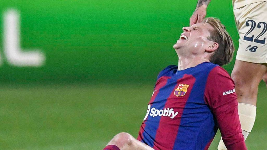 de Jong se duele en un encuentro.