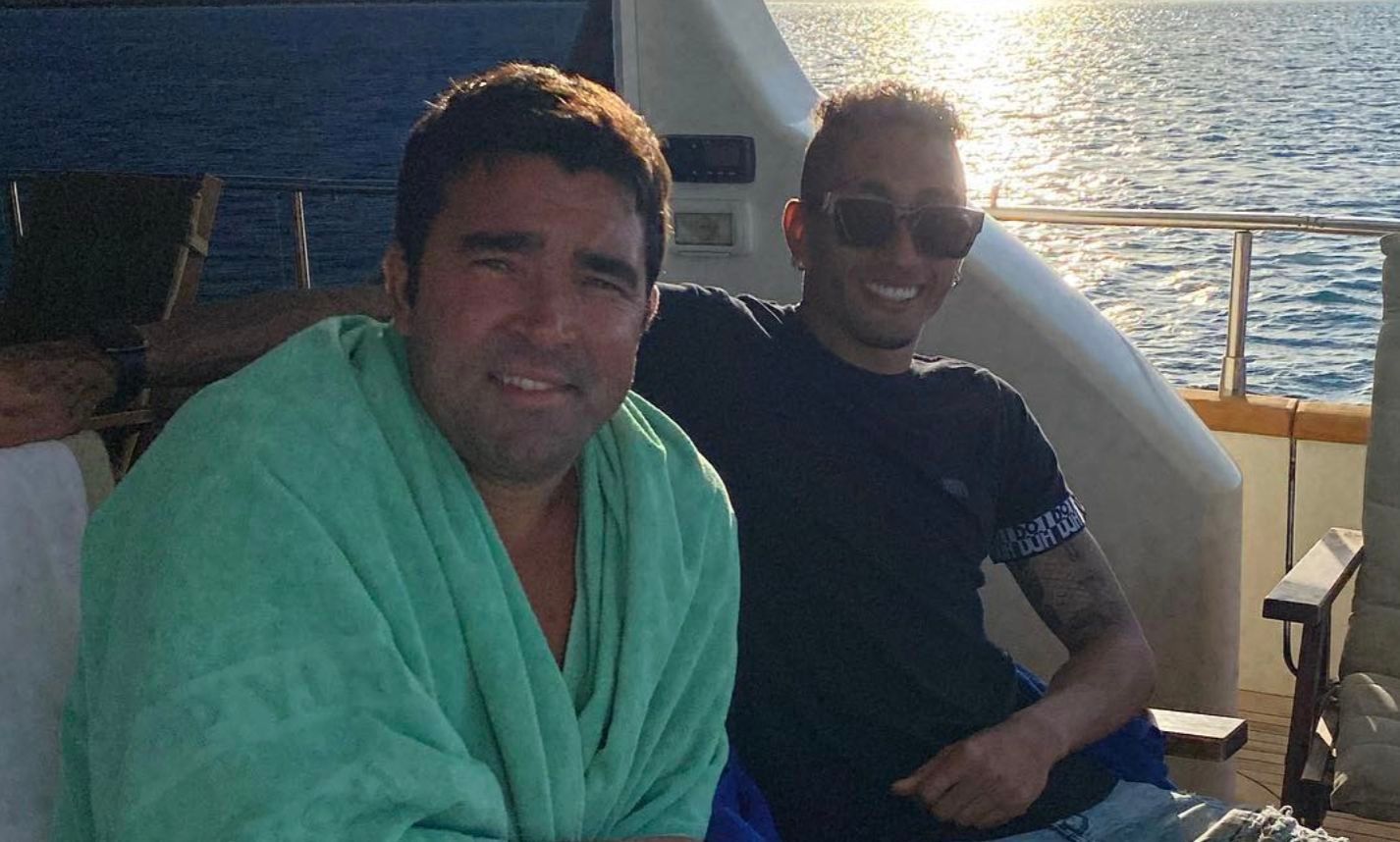  Deco y Raphinha, en un barco.