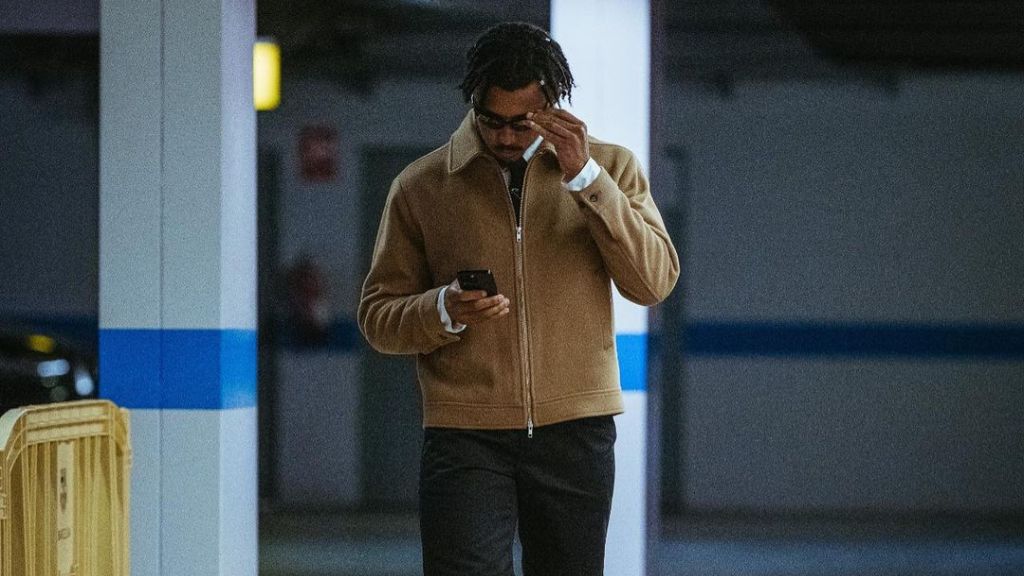  Del sombrero murciélago a los calcetines hasta arriba: Koundé, el nuevo Bellerín en la moda del