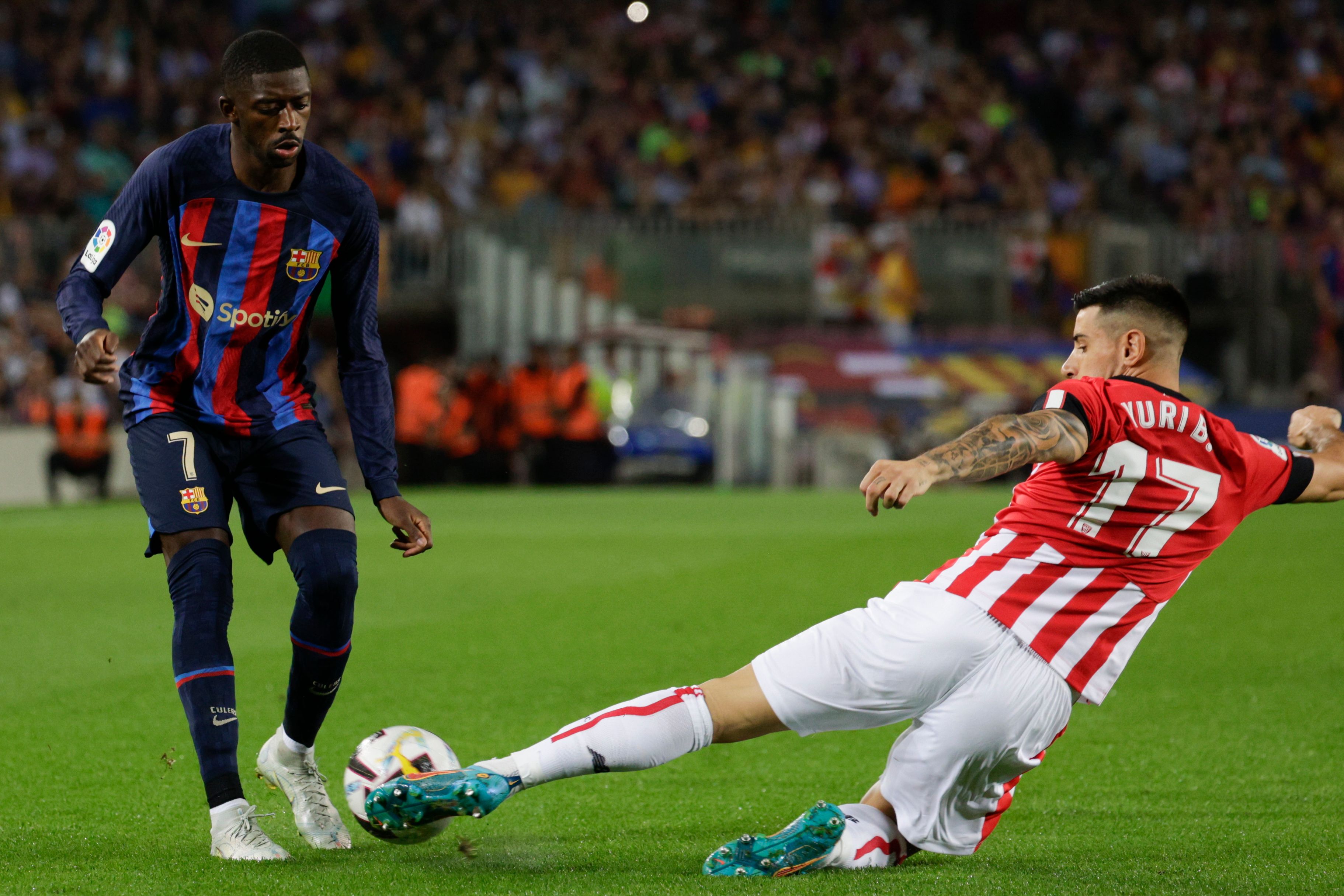  Dembélé trata de marcharse de Yuri.