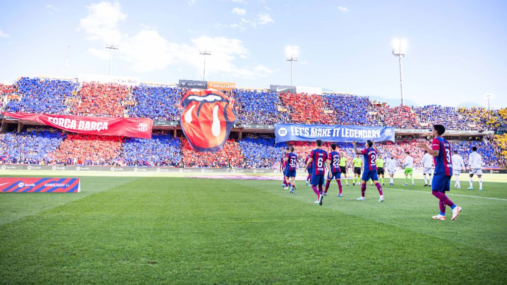  El Barcelona, durante un Clásico en Montjuic.