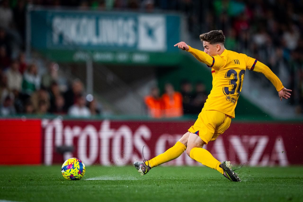 Gavi dispara en el Elche-Barcelona.