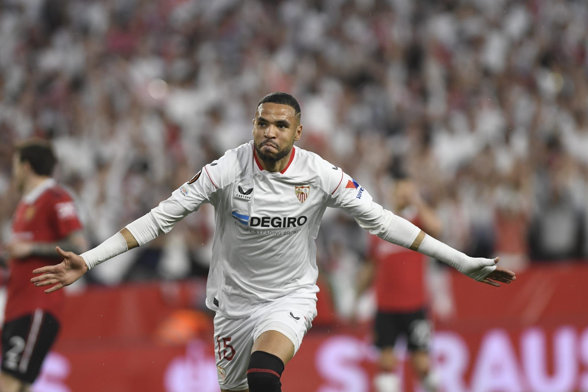 En-Nesyri celebra su gol al Manchester (Foto: Kiko Hurtado)
