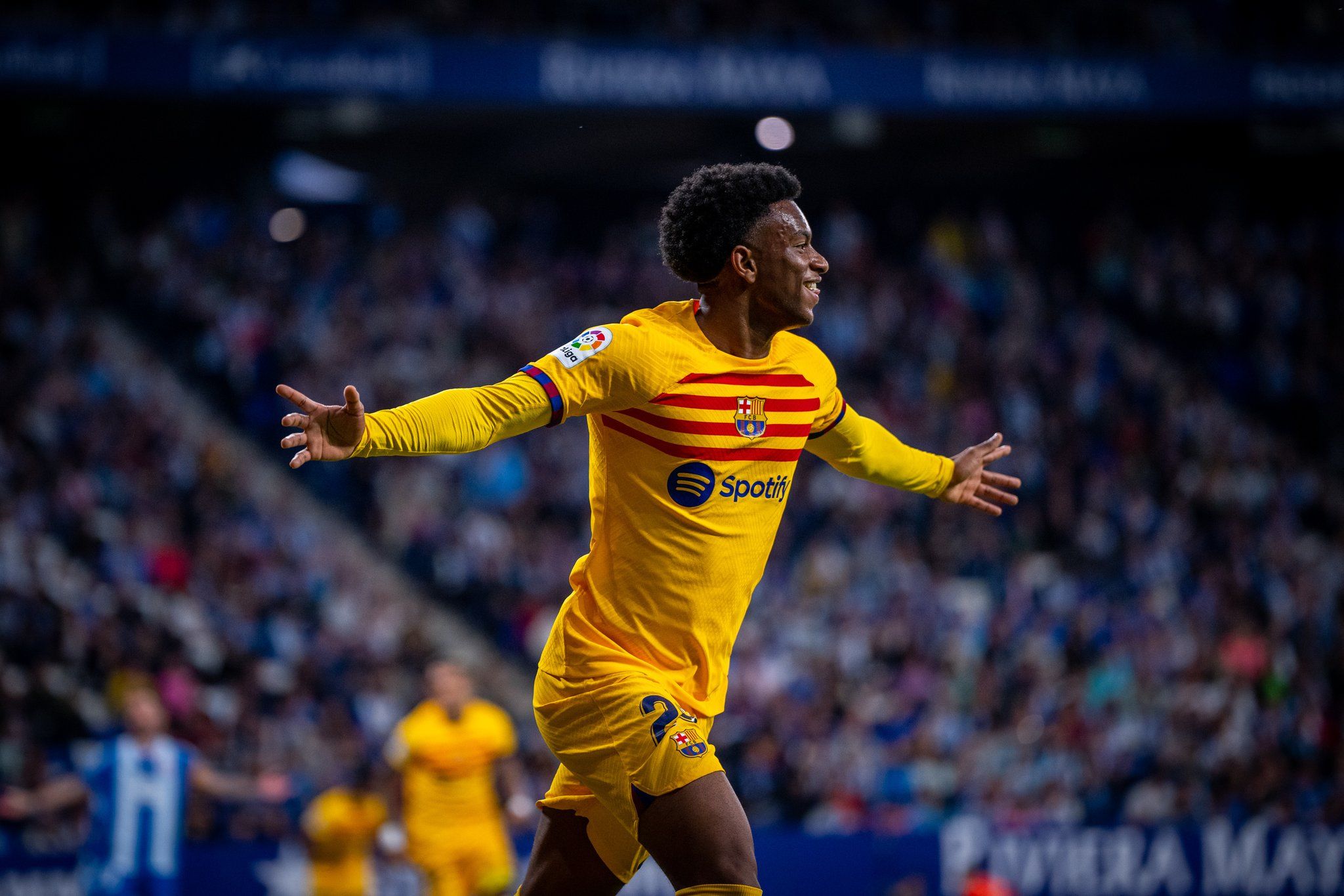 Alejandro Balde celebra su gol en el Espanyol-Barcelona.