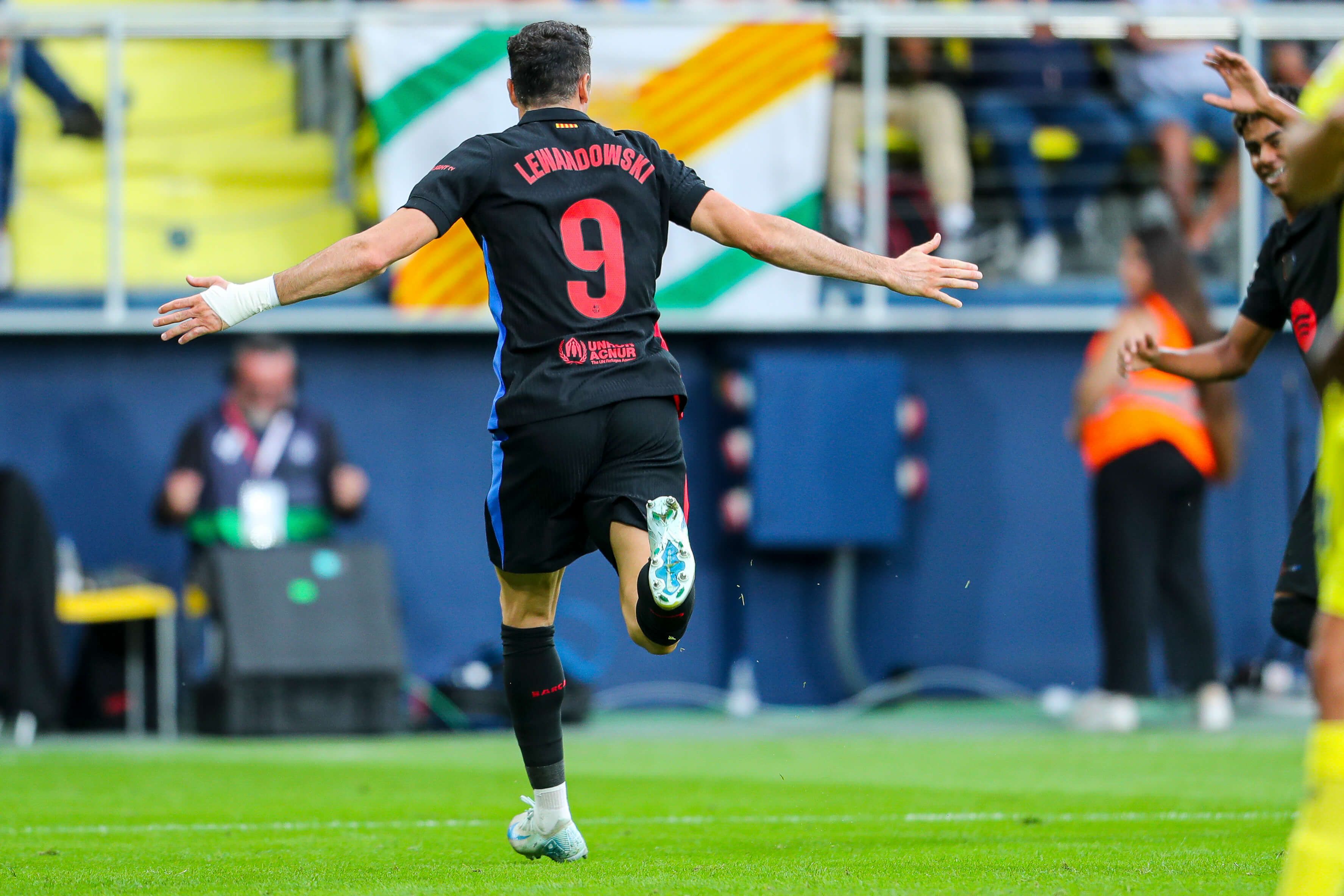 Robert Lewandowski celebra su gol en el Villarreal - Barcelona (Europa Press)