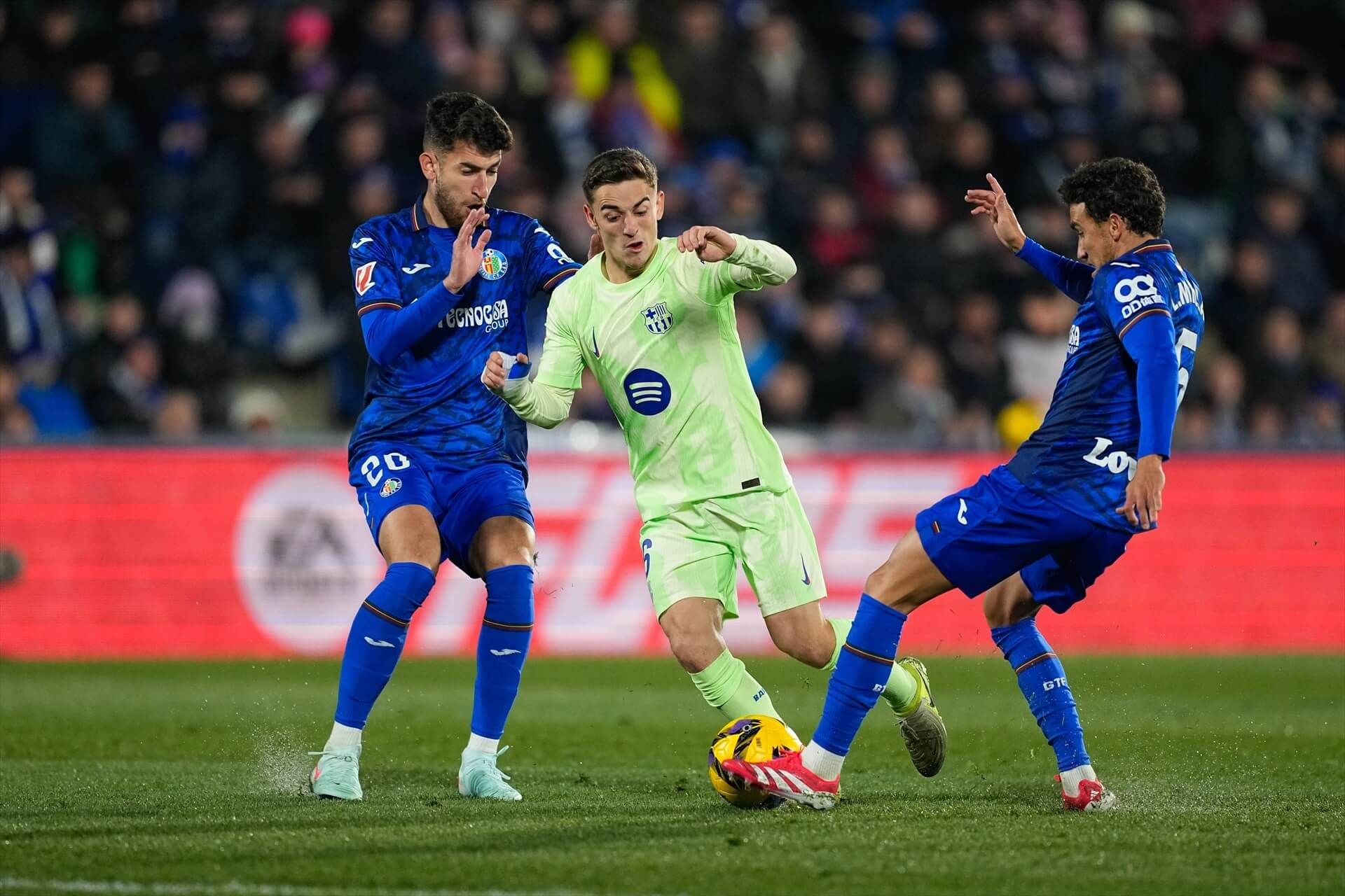  Yellu, Gavi y Milla durante el Getafe - Barça