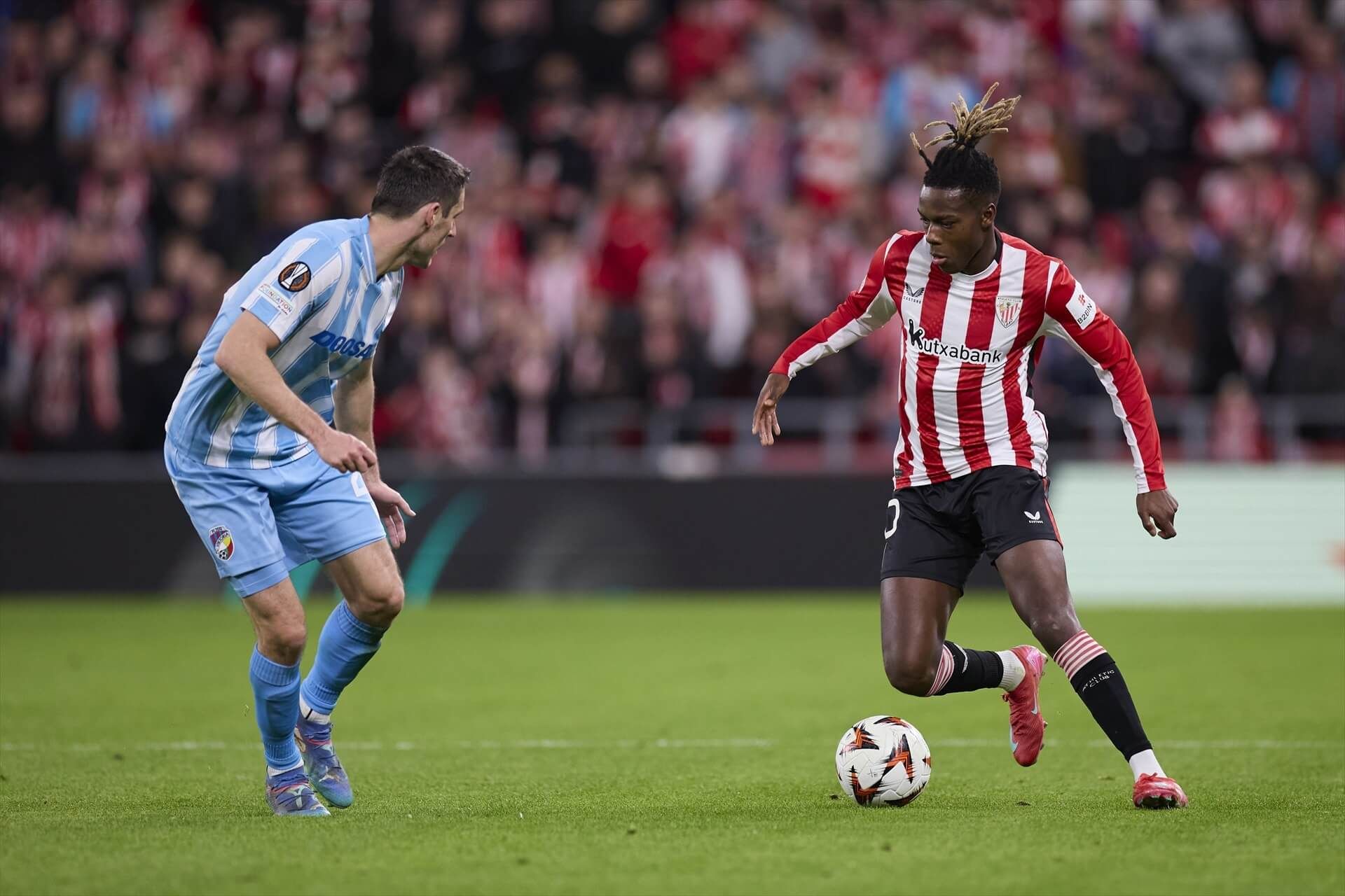 Nico Williams en un partido contra el Viktoria Plzen