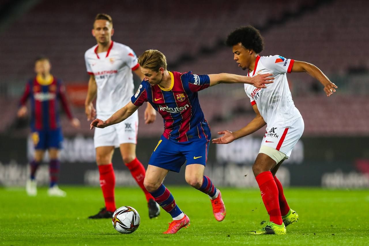  De Jong controla el balón.