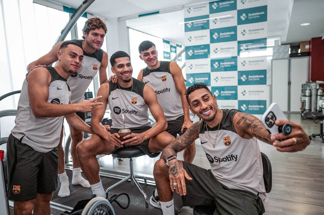  Dest, Marcos Alonso, Araujo, Pedri y Raphinha, en el gimnasio del Barcelona.
