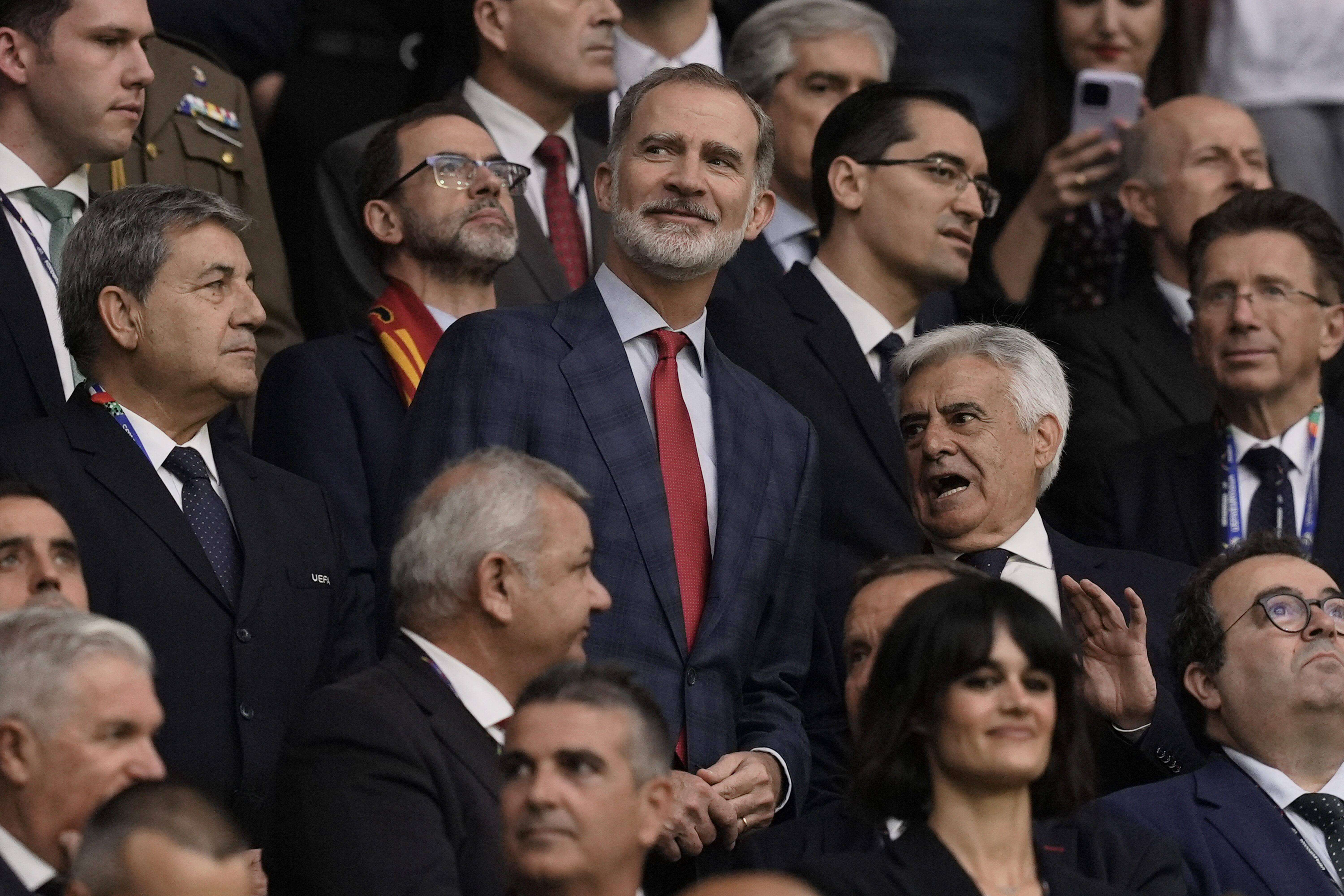 Felipe VI y Pedro Rocha, en el palco del España-Italia.