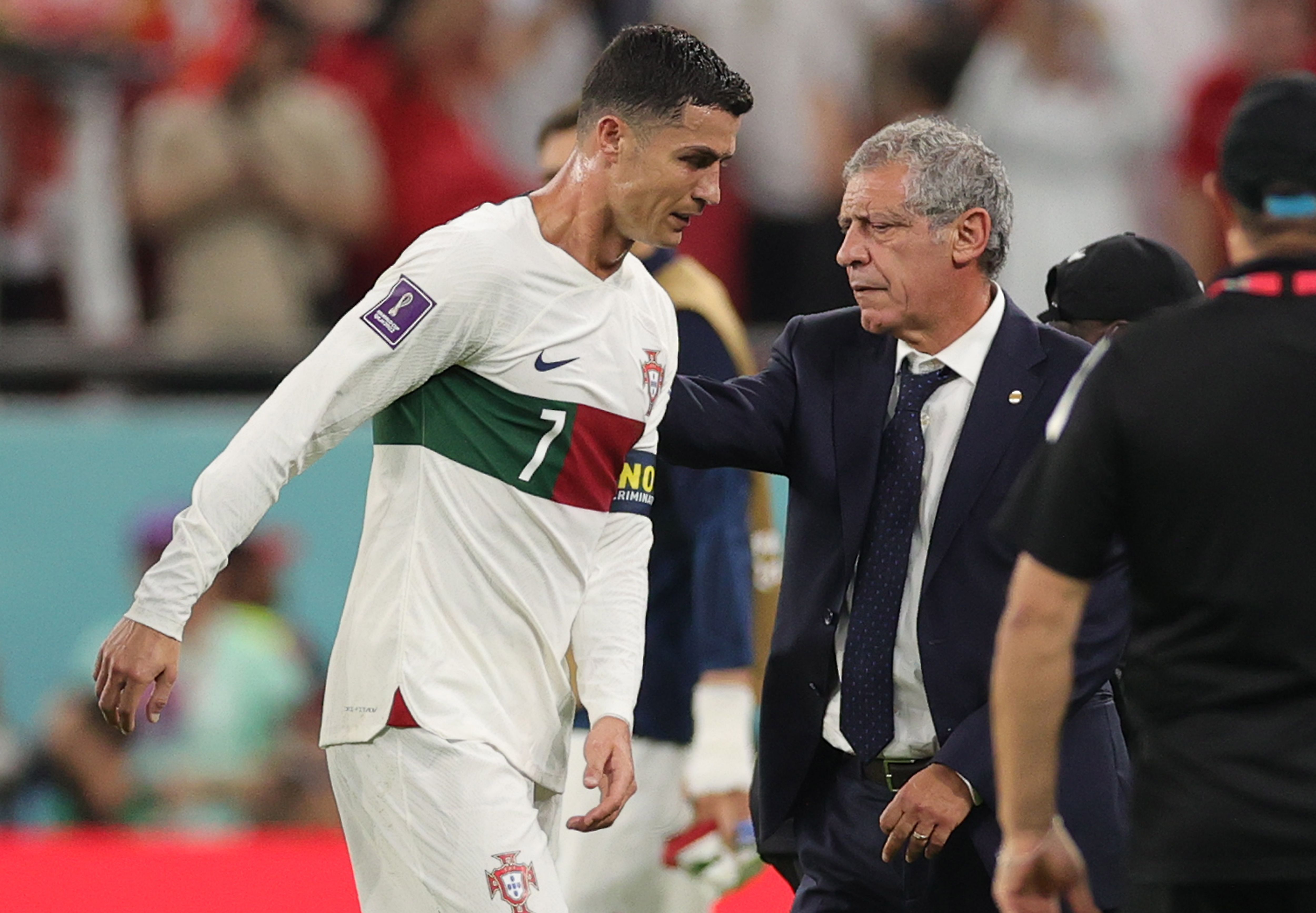  Fernando Santos consuela a Cristiano Ronaldo tras el Marruecos-Portugal.