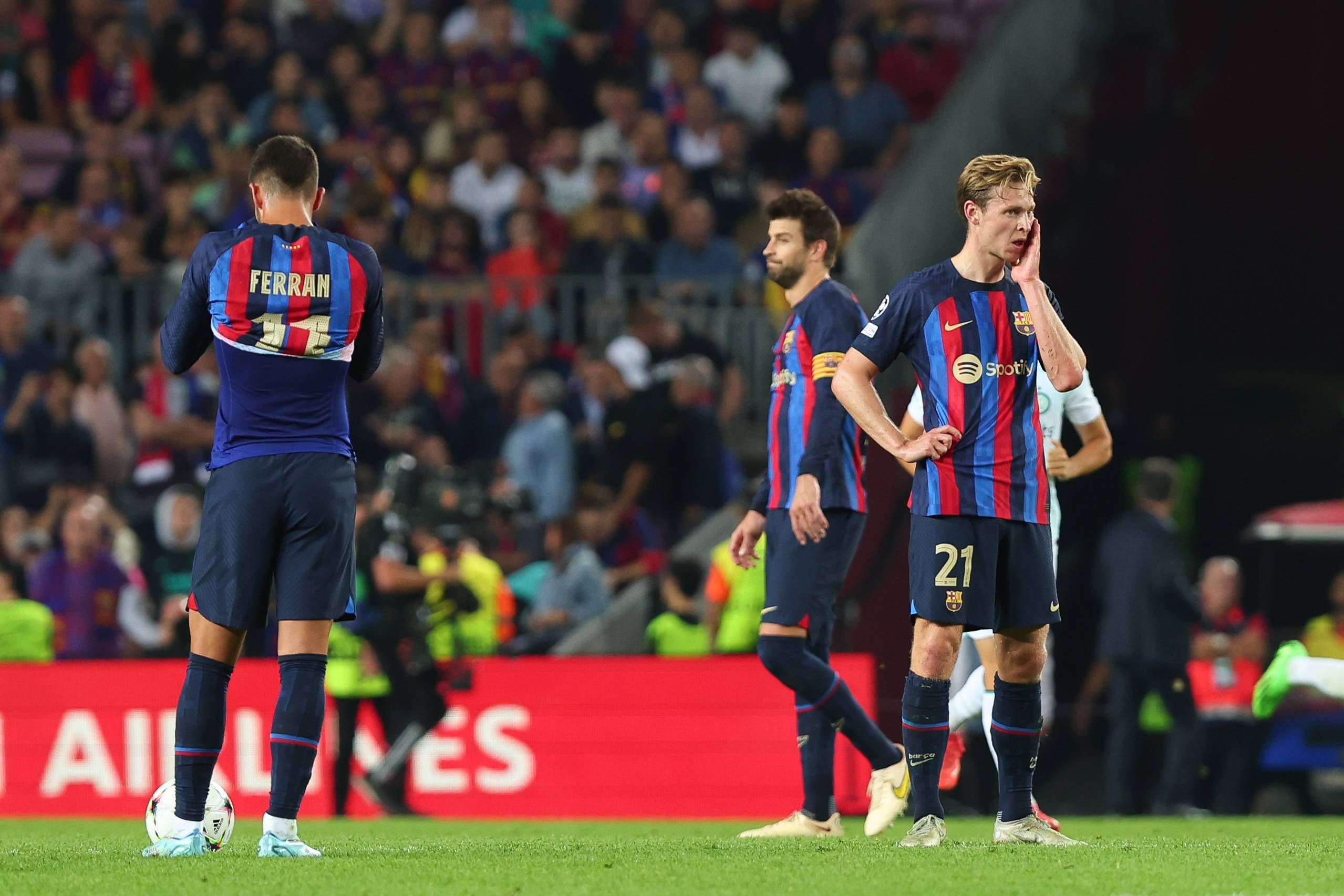  Ferran Torres, Frenkie de Jong y Piqué, tras el Barcelona-Inter.