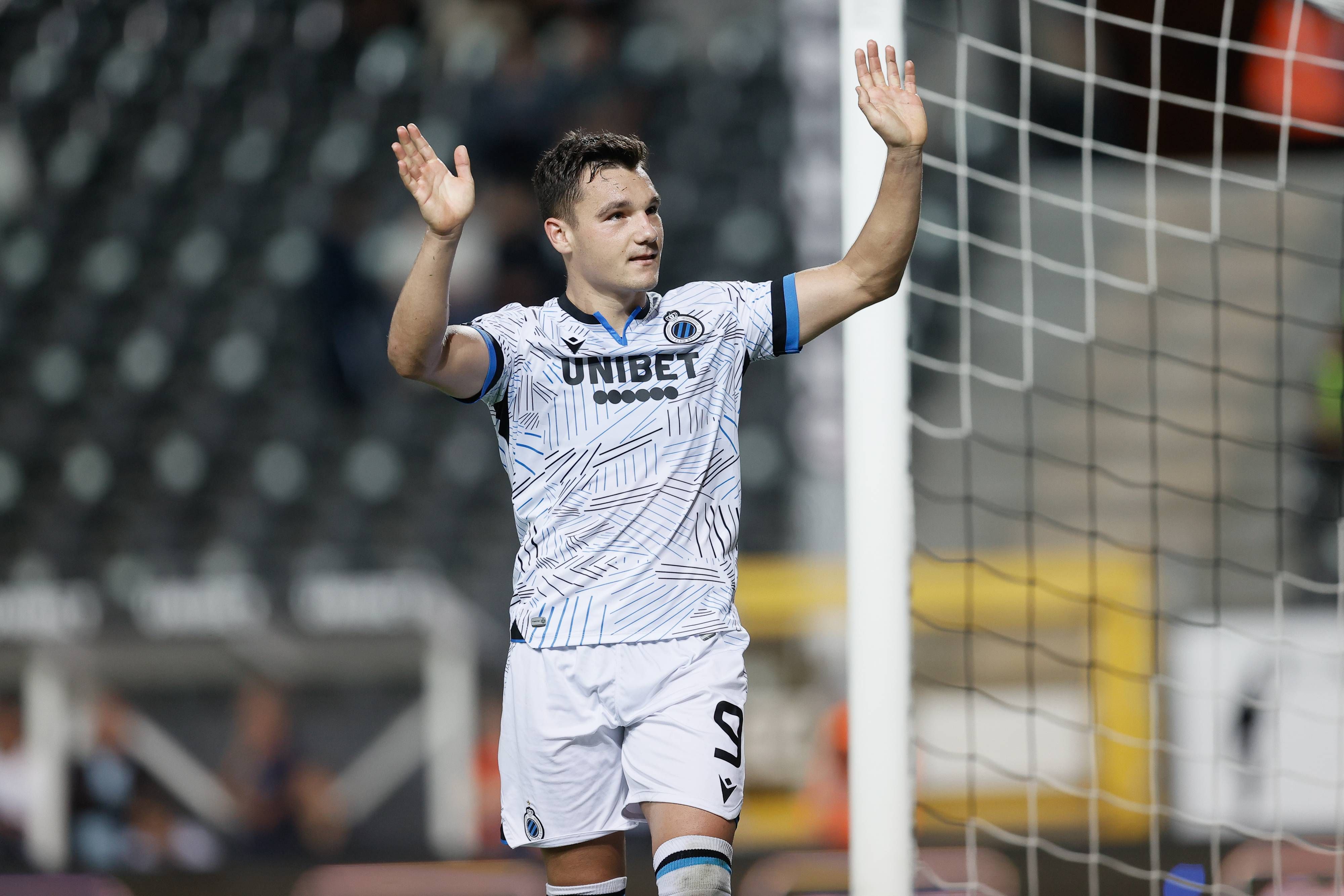  Ferran Jutglà celebra un gol con el Brujas al Charleroi.