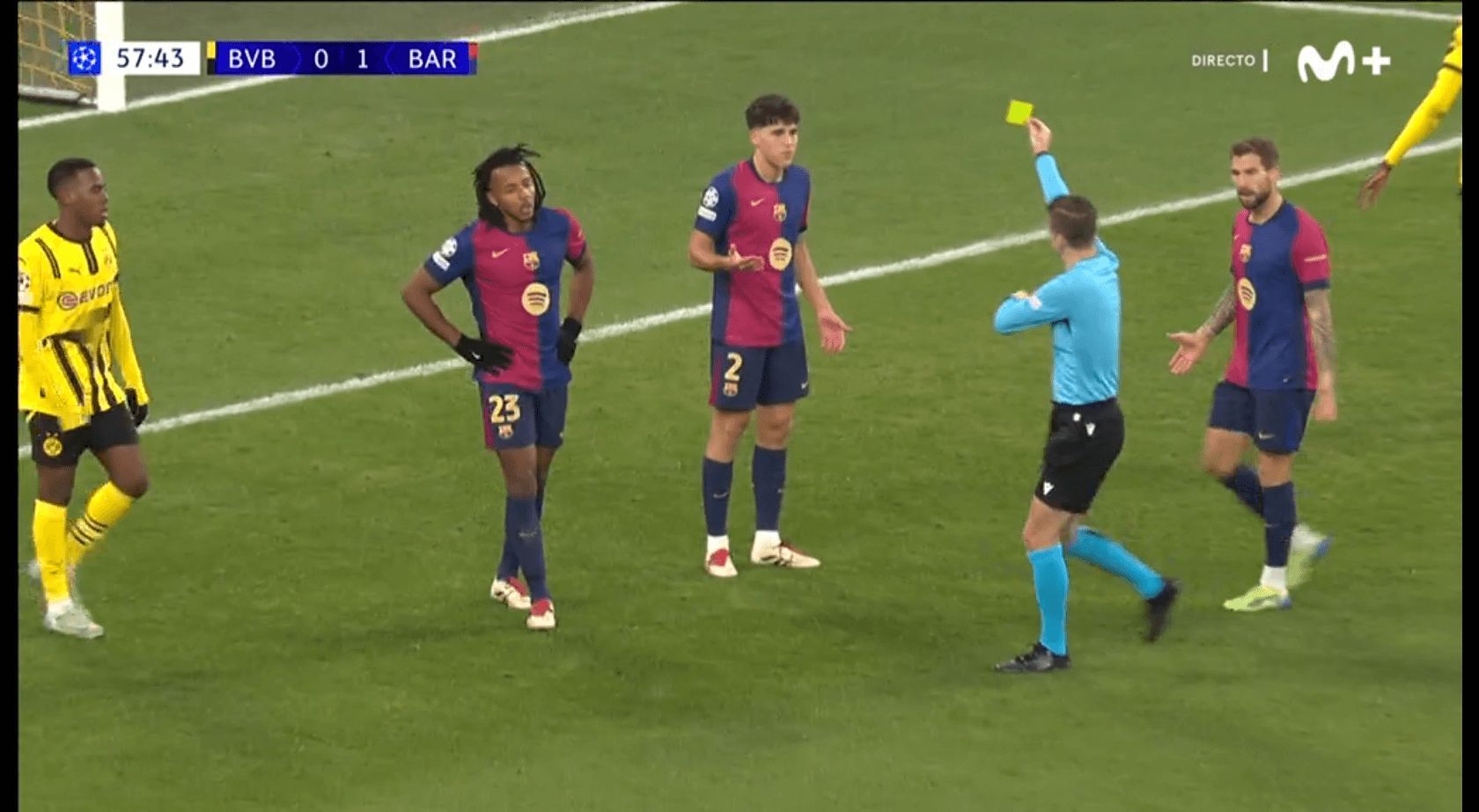  Pau cubarsí recibió la cartulina amarilla en el penalti que cometió sobre Guirassy (captura: Movistar+).