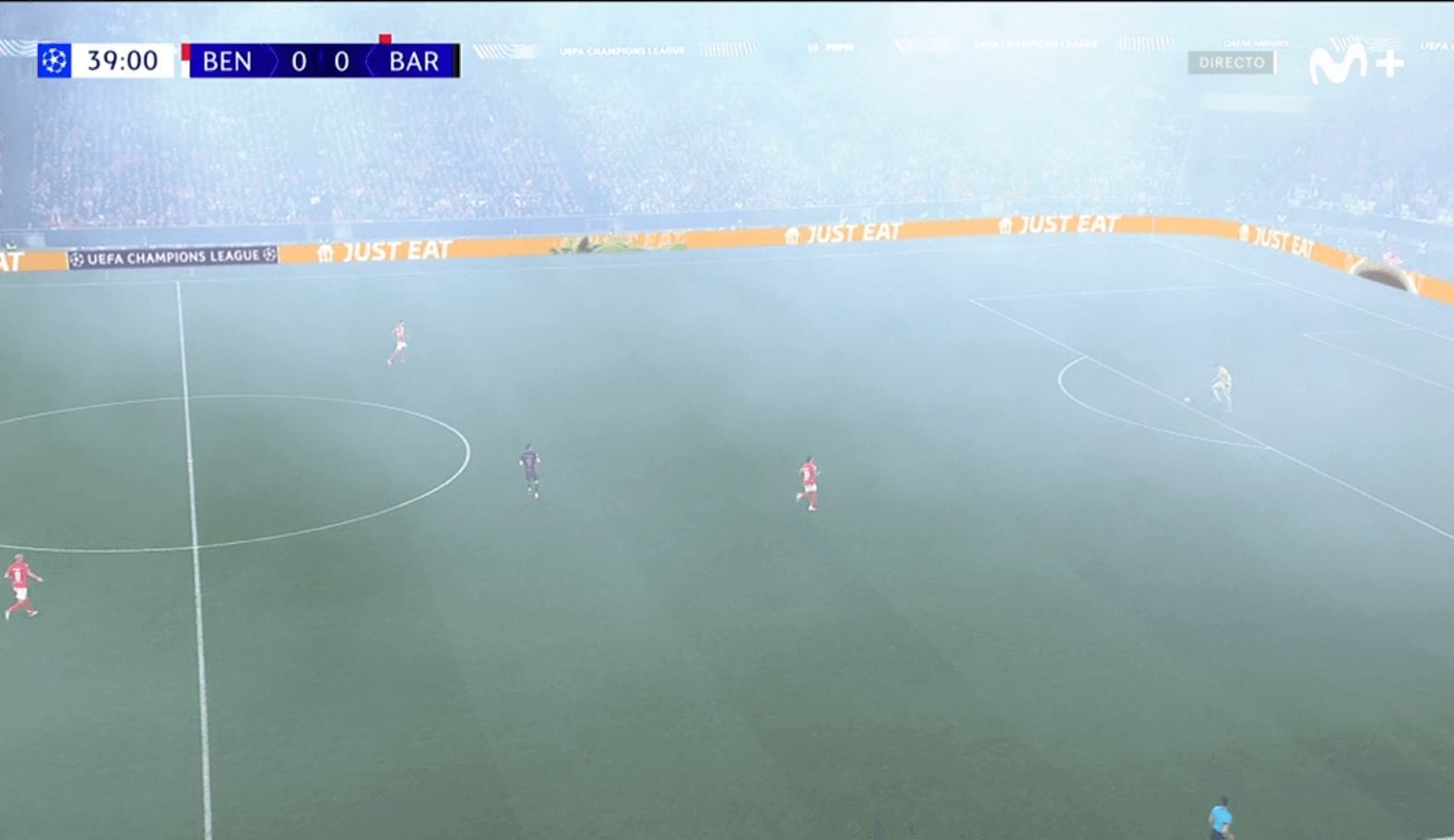  El humo causado por las bengalas lazadas por la afición del Benfica (captura: Movistar+).