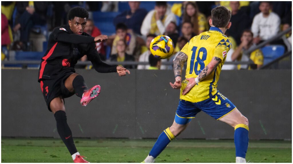  Alejandro Balde en un intento de disparo.