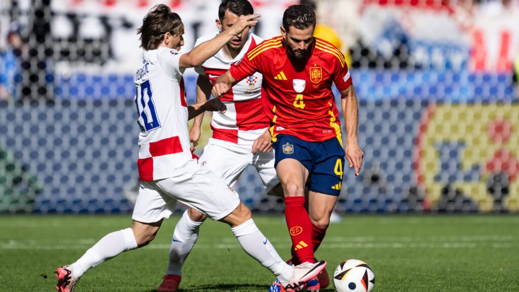  Luka Modric busca arrebatar el esférico a Nacho Fernández en el España-Croacia (foto: Cordon Press).