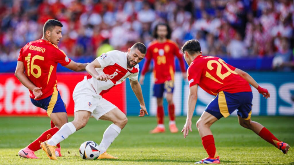  Mateo Kovacic ante Pedri durante el España-Croacia de Eurocopa 2024 (foto: Cordon Press).