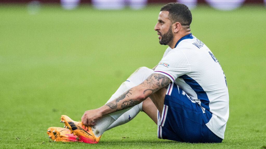 Kyle Walker se resbaló por el mal estado del césped durante el Inglaterra-Dinamarca (foto: Cordon