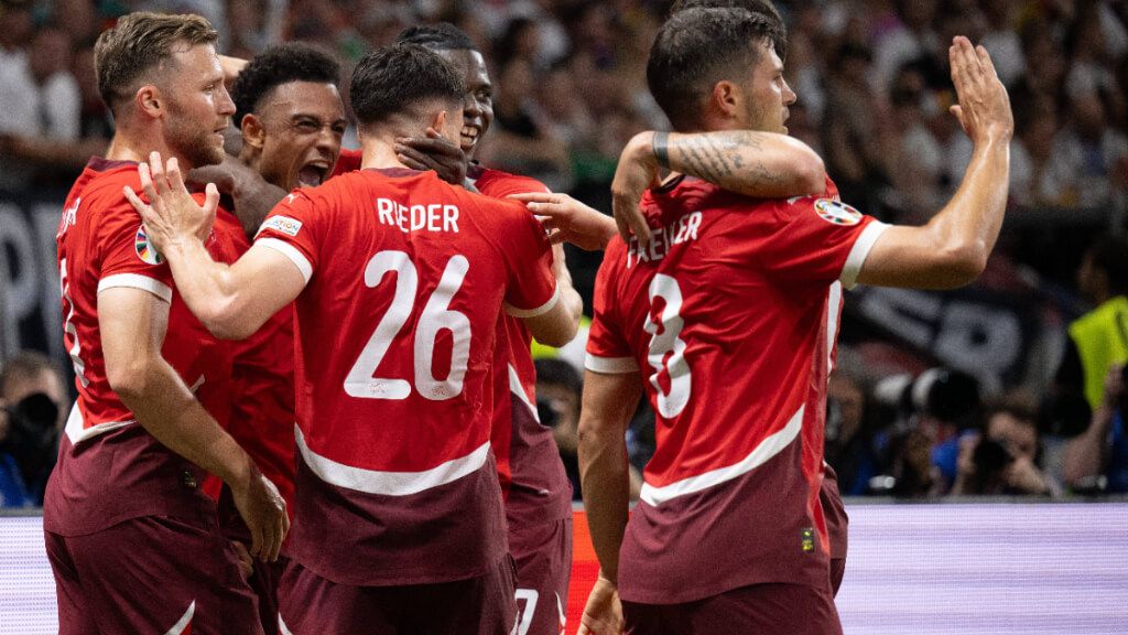  Suiza celebra el tanto de Ndoye