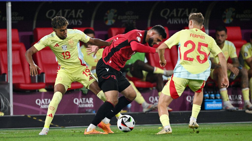 Lamine Yamal y Fermín López buscan robar el esférico ante Broja (foto: Cordon Press).