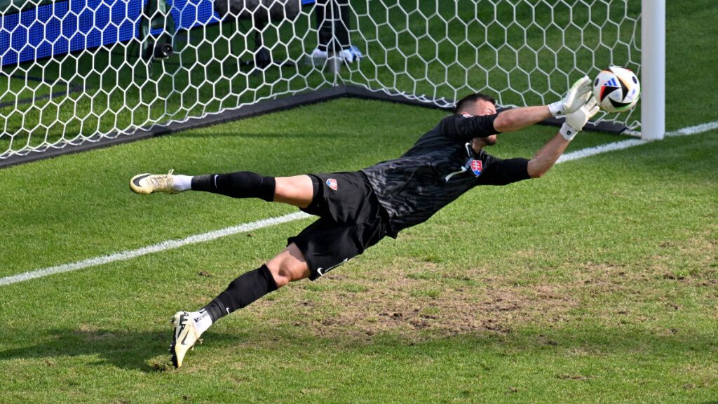  Martin Dubravka, durante el Eslovaquia-Rumanía de la Eurocopa 2024 (foto: Cordon Press).