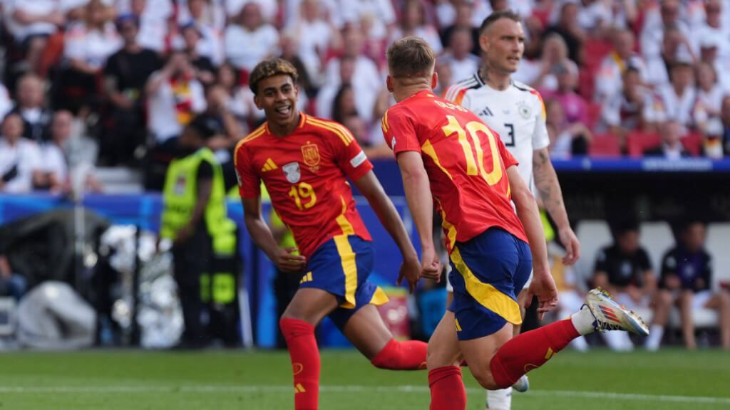  Lamine Yamal y Dani Olmo celebran el primer gol de España ante Alemania (foto: Cordon Press).