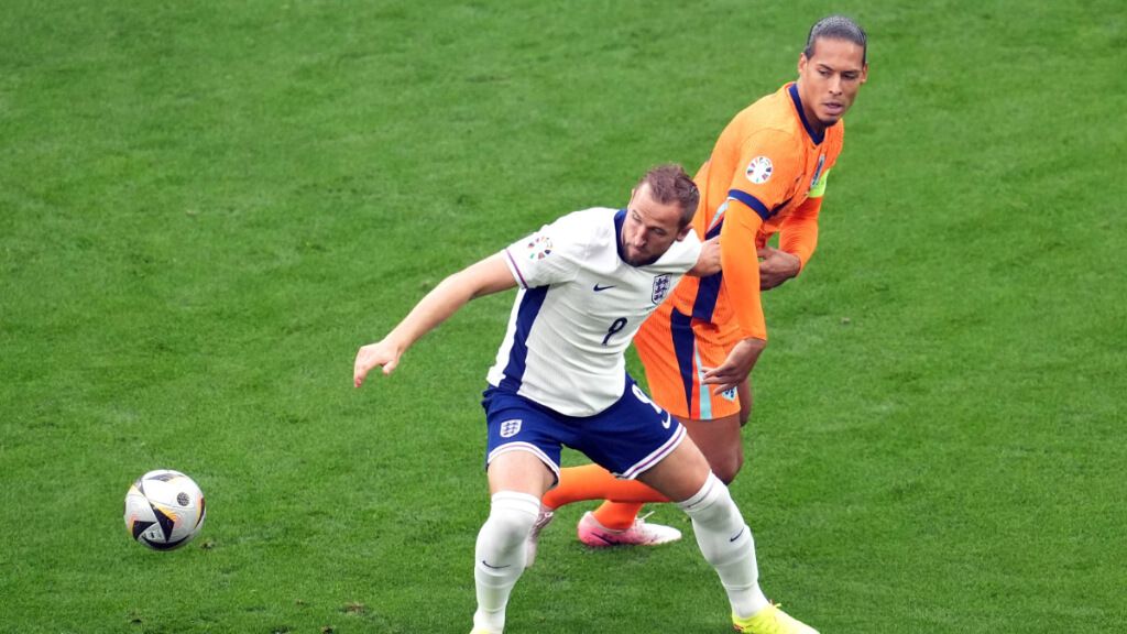  Harry Kane ante Virgil Van Dijk en el Países Bajos-Inglaterra (foto: Cordon Press).