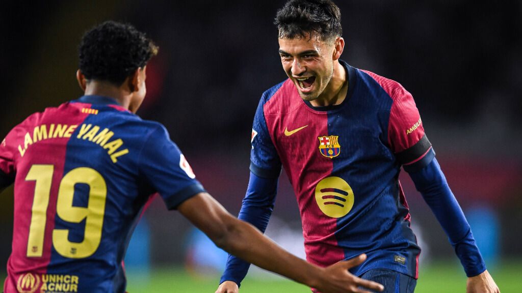 Pedri González y Lamine Yamal celebrando un gol