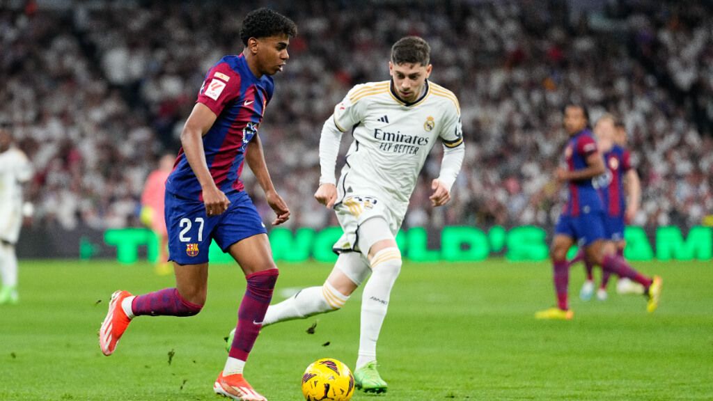 Lamine Yamal, junto a Valverde en un Clásico (Europa Press).