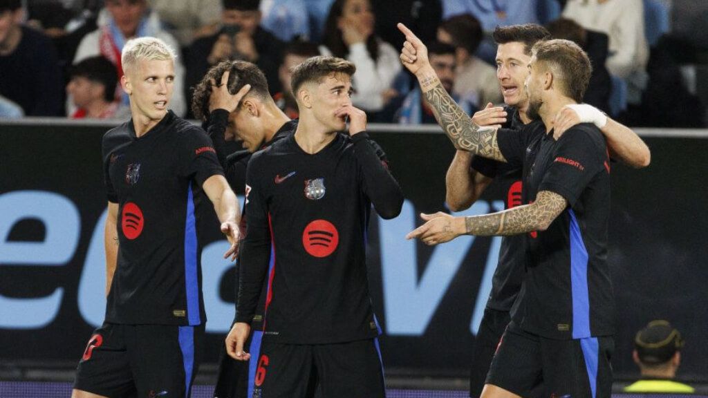  Gavi habla con Robert Lewandowski tras un gol el Celta-Barcelona (foto: LALIGA)