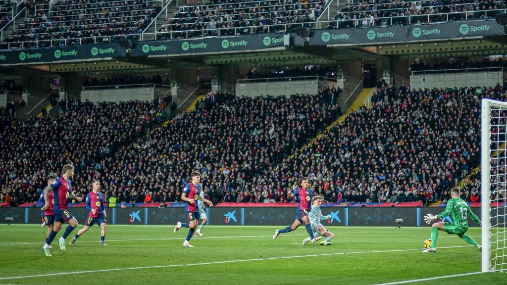  El Barcelona recibiendo gol ante el Atlético (Cordon Press)
