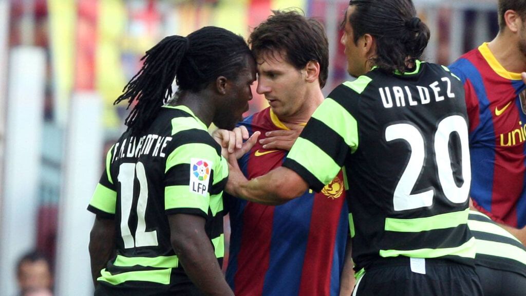  Drenthe y su choque contra Leo Messi (Cordon Press)
