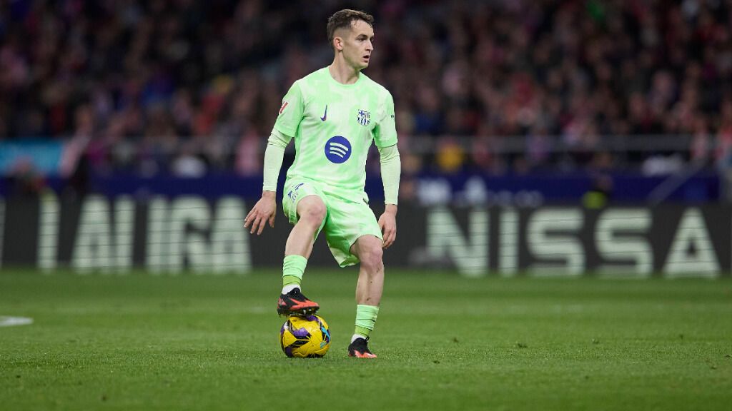  Marc Casadó controla un balón