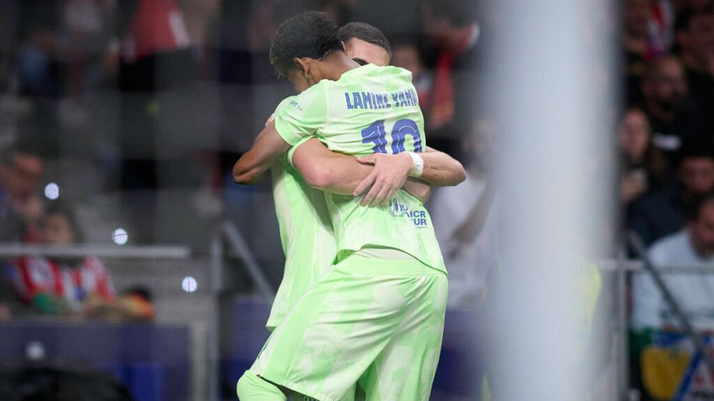  Hansi Flick felicitó a sus jugadores tras la victoria en el Atlético-Barcelona (foto Cordon PresS).