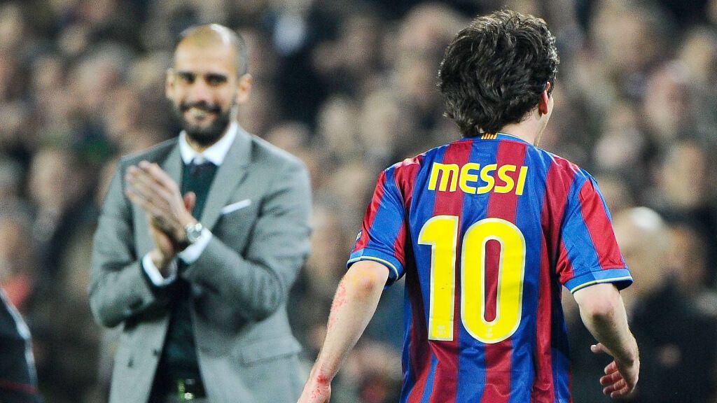 Pep Guardiola mirando a Leo Messi (Cordon Press)