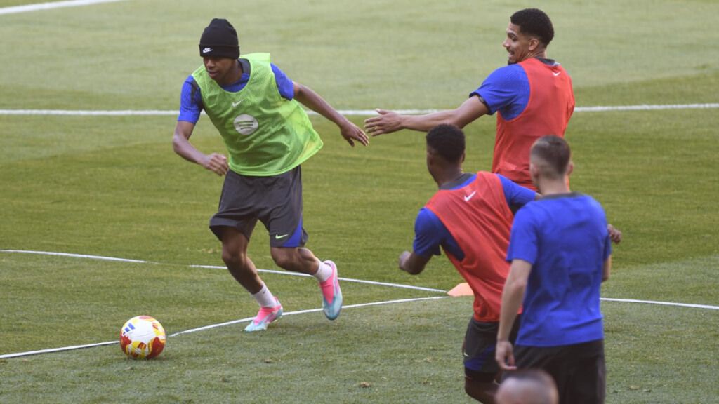 Lamine Yamal, ante Ronald Araújo en el entrenamiento del Barcelona previo a la final de Copa (foto