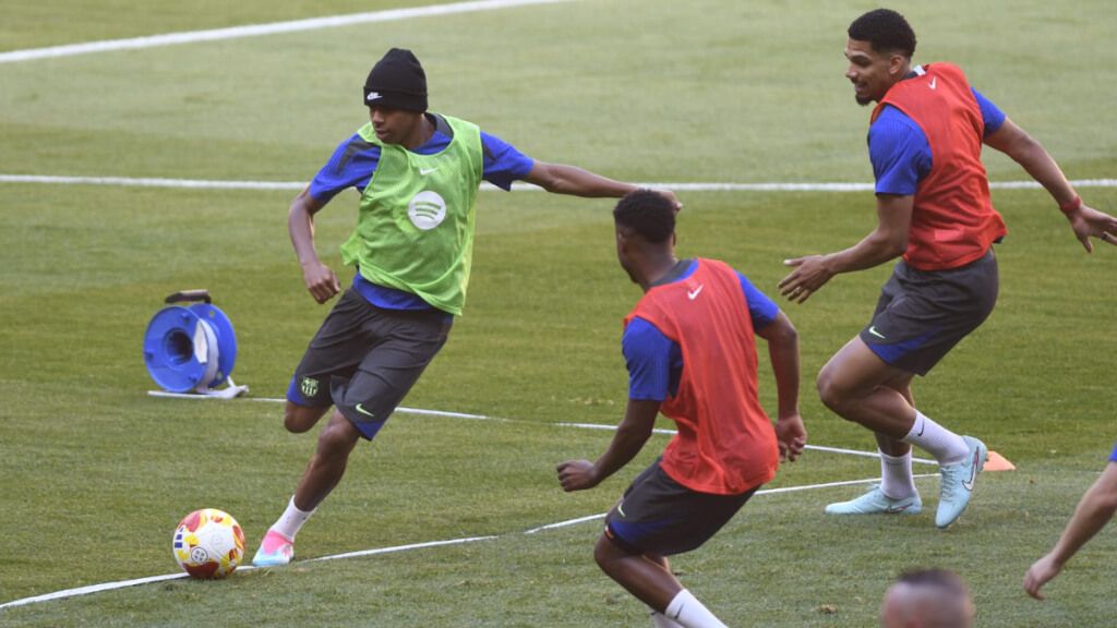  Lamine Yamal llevó un gorro durante el entrenamiento previo a la final de Copa (foto: Kiko Hurtado