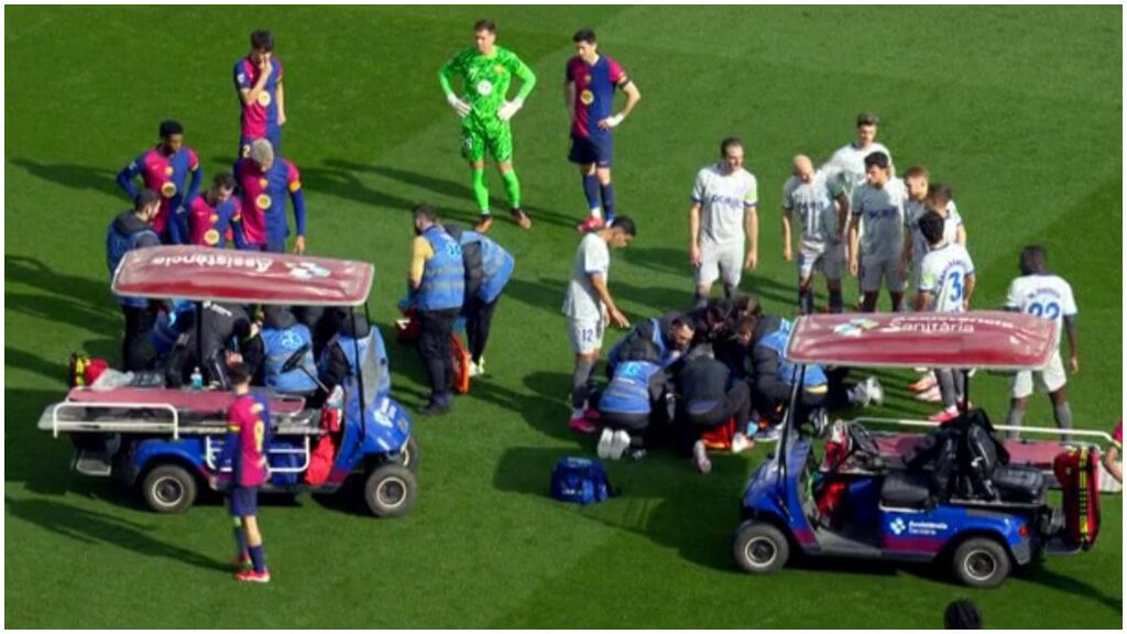  Los jugadores siendo atendidos por los servicios médicos tras el golpe.