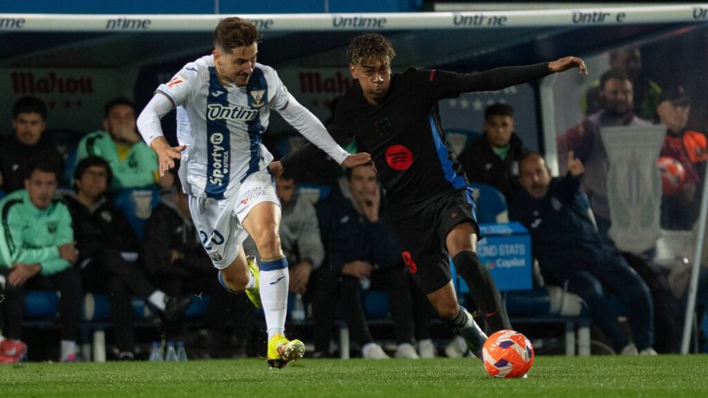  Lamine Yamal, ante Javi Hernández en el Leganés-Barcelona (foto: Cordon Press).