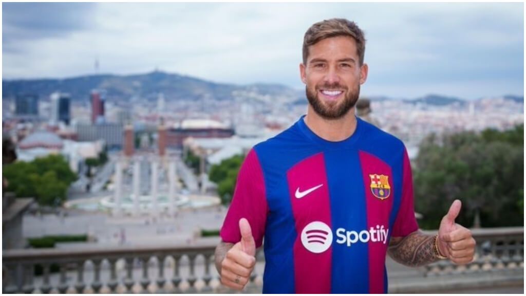  Iñigo Martínez posa con la camiseta del FC Barcelona. (Fuente: Europa Press)