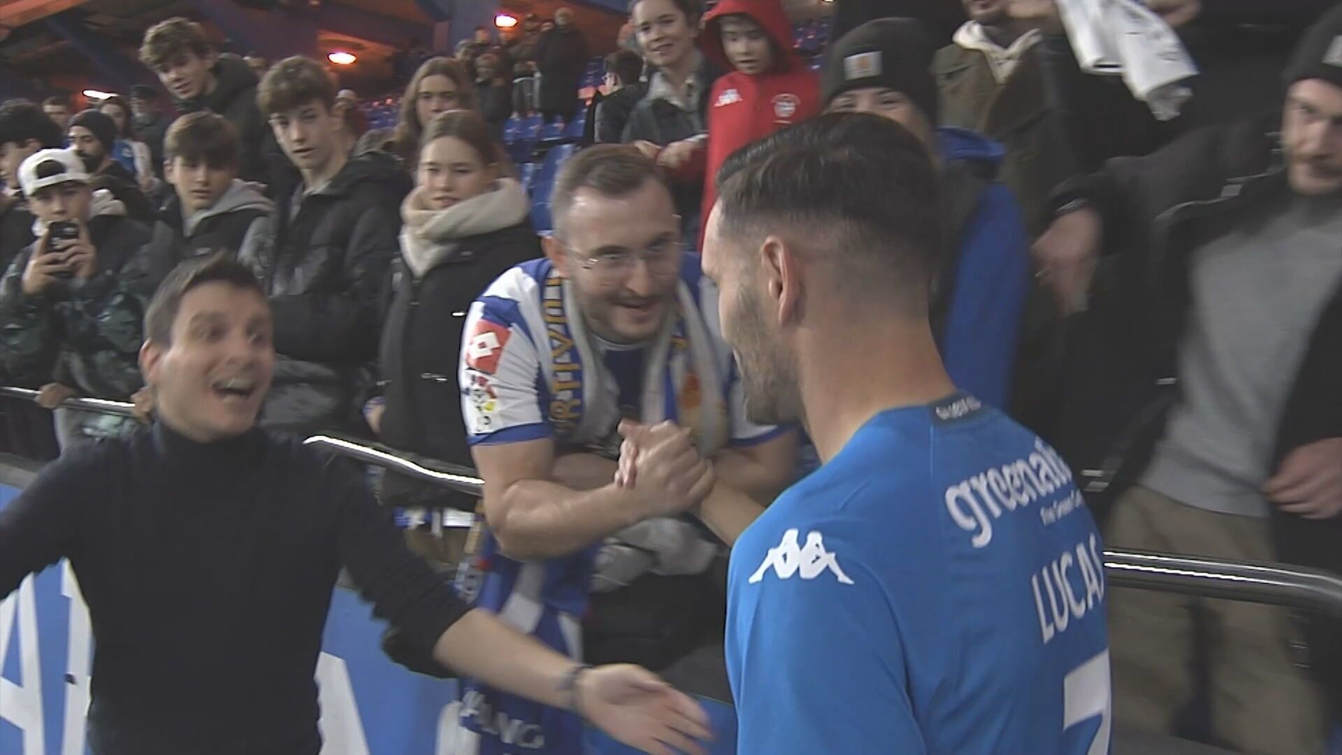 (Mediaset) Un hincha del Dépor salta de la grada para abrazar a Lucas Pérez y su reacción le engrandece: “Vamos, foto, foto”