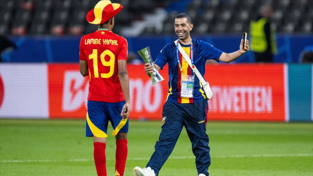  Lamine Yamal, celebrando el triunfo en la Eurocopa con su padre (Cordon Press)