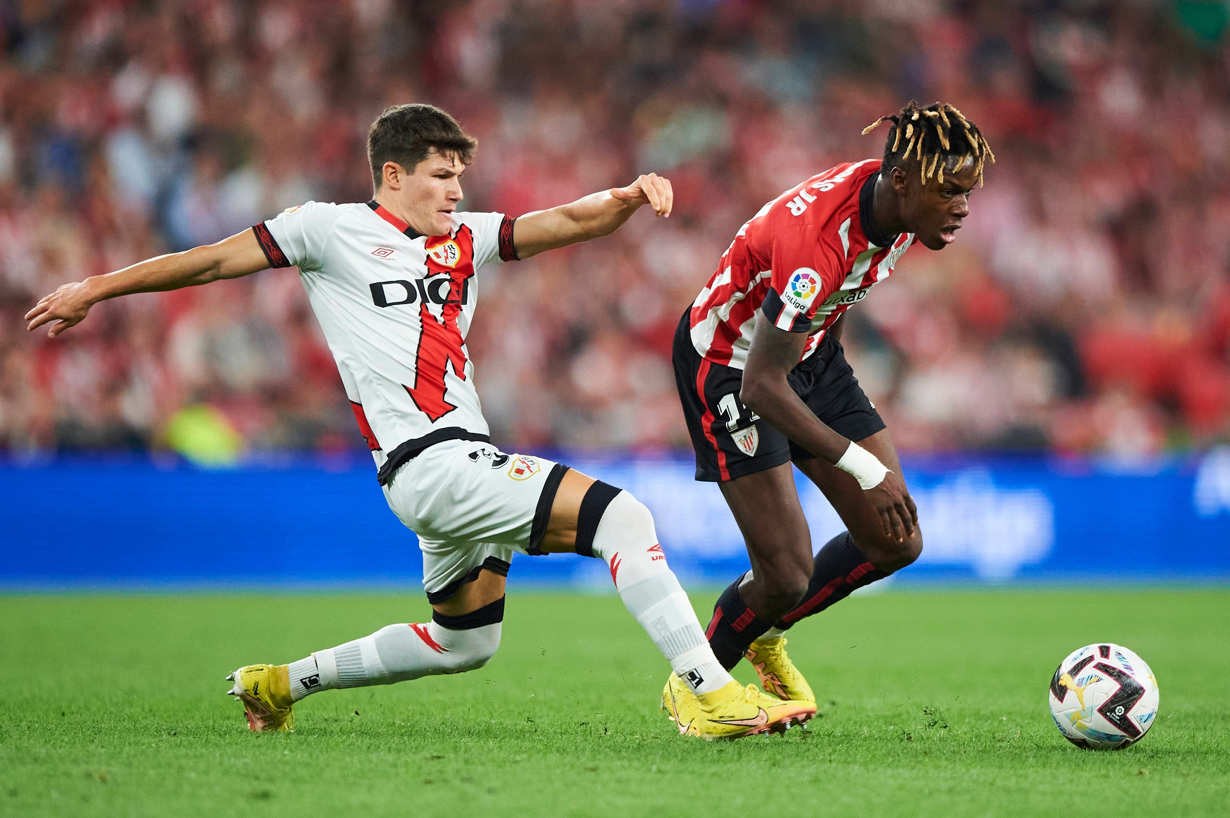 Fran García intenta robar un balón a Nico Williams (Foto: Cordon Press). 