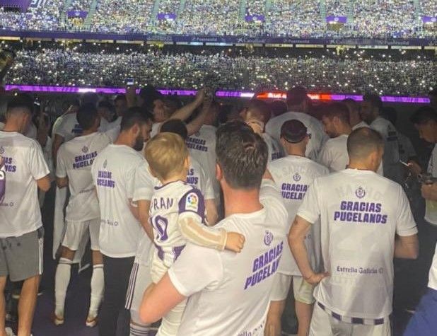 Fran Sánchez, con su hijo en el ascenso del Pucela. 