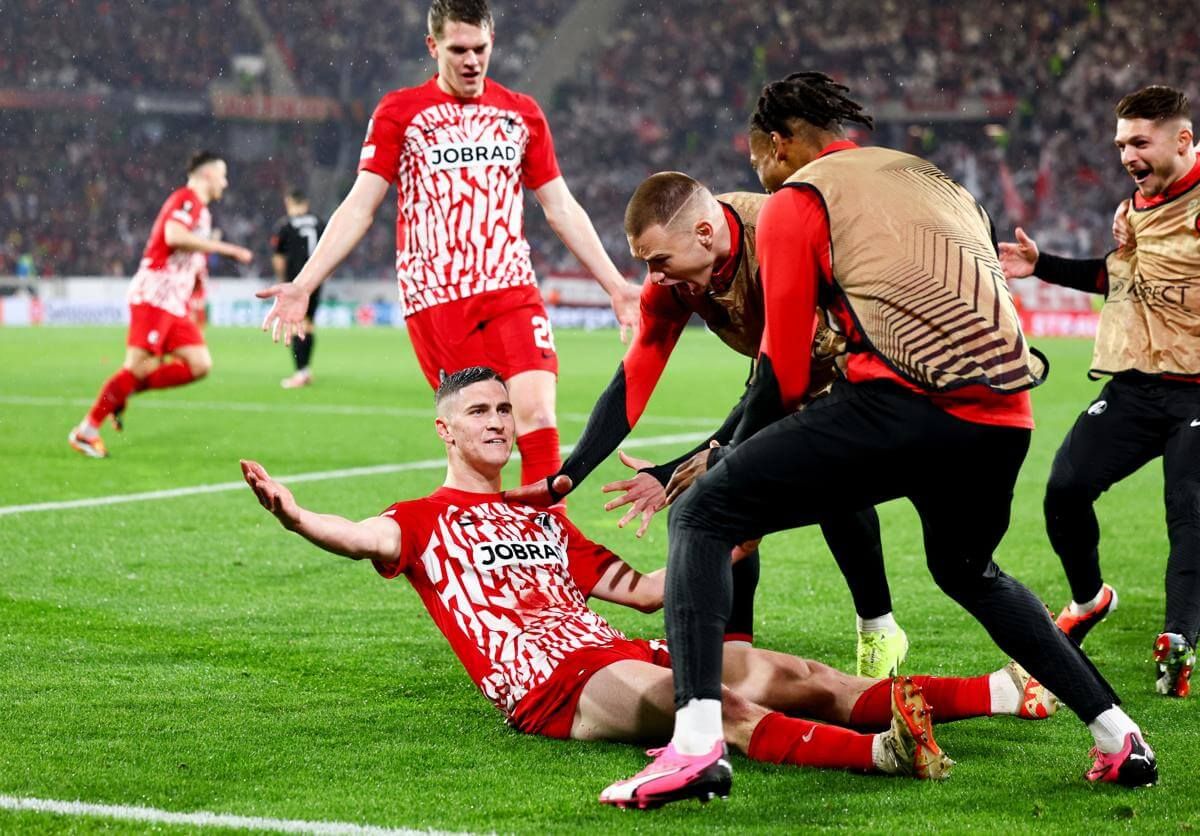 Roland Sallai celebra su gol en el Friburgo-Lens.