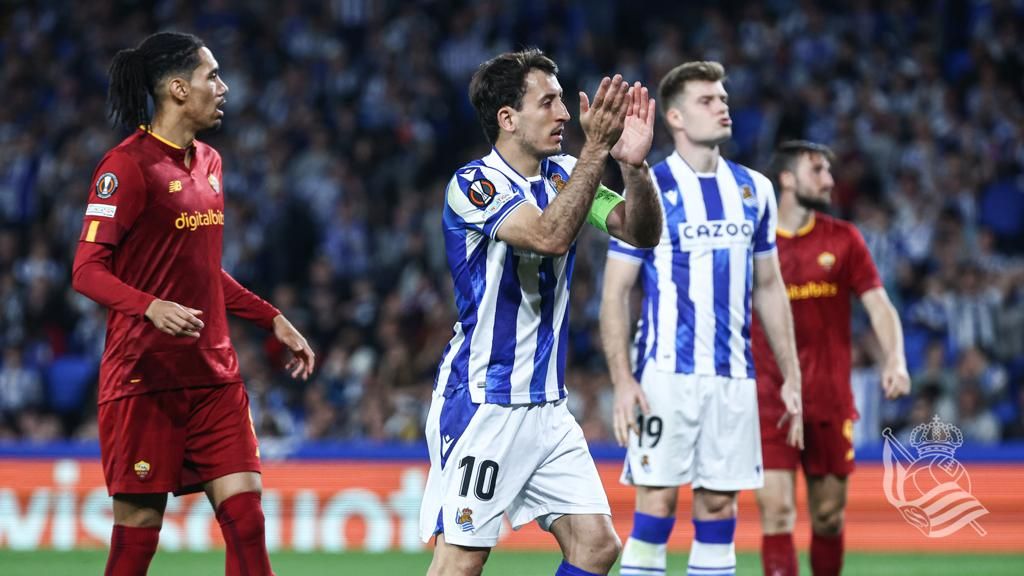 Mikel Oyarzabal aplaude ante la Roma en el Reale Arena (Foto: Real Sociedad).