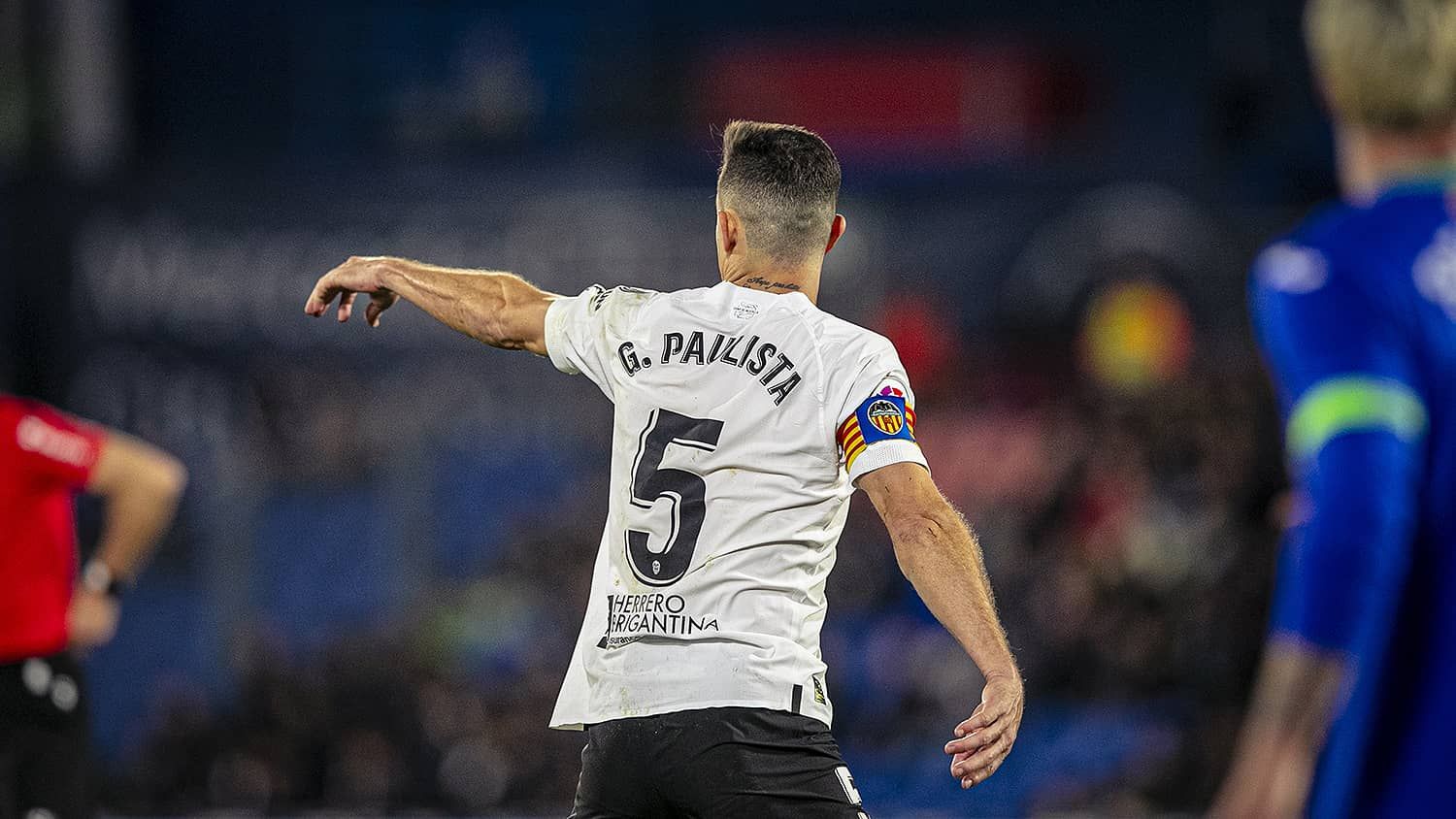 Gabriel Paulista, con el brazalete de capitán del Valencia CF.